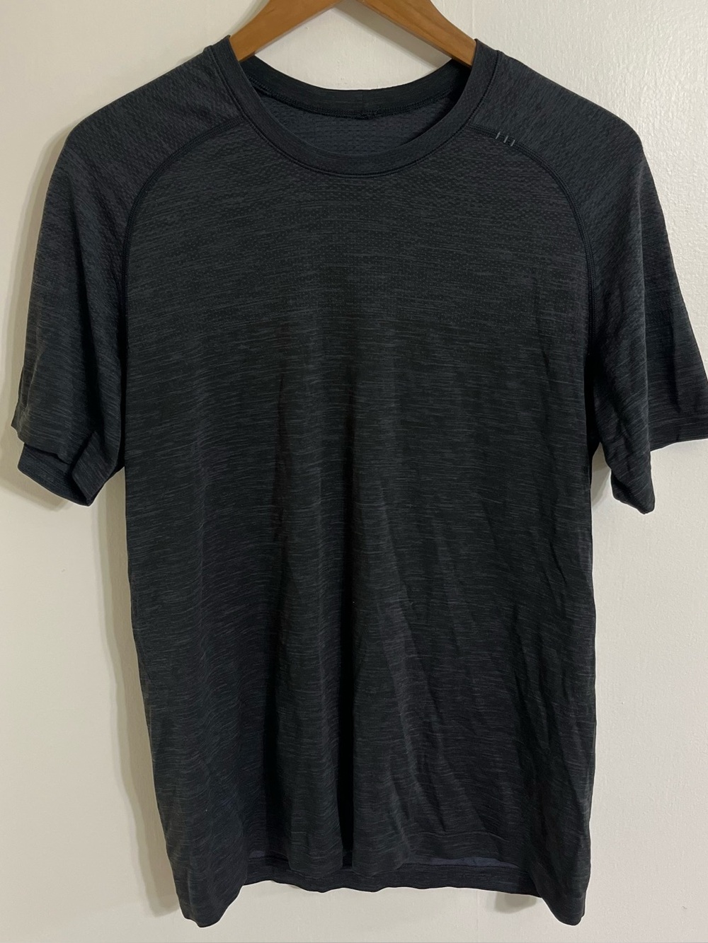 Lululemon metal vent tech men’s M t shirt